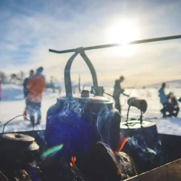 Kaffe og varm kakao over bål