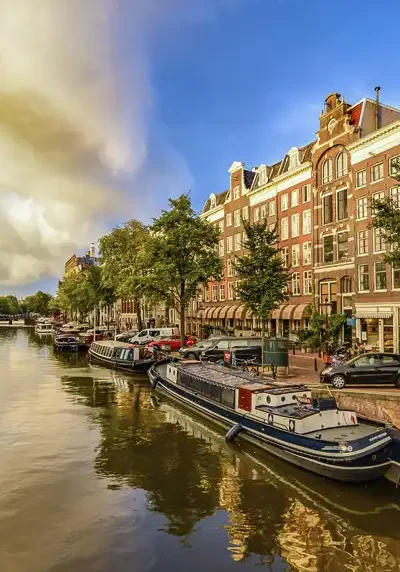 I Amsterdam kan I komme på sightseeing fra båd via byens mange kanaler