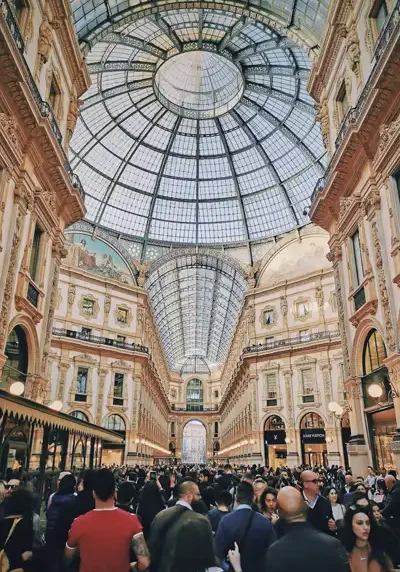 I Milano er der masser af butikker, café-liv og smuk arkitektur at se